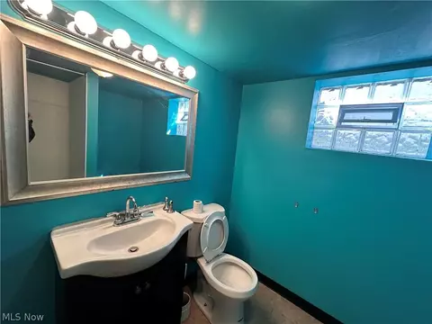 Bath - 1284 Murray Ave, Akron, OH 44310 photo 2 of 3