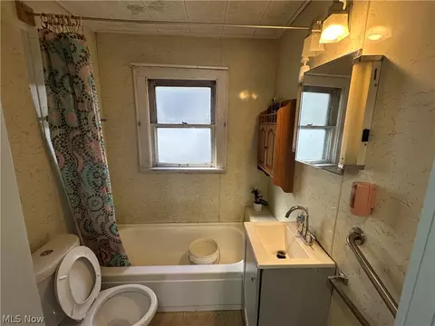 Bath - 1284 Murray Ave, Akron, OH 44310 photo 1 of 3