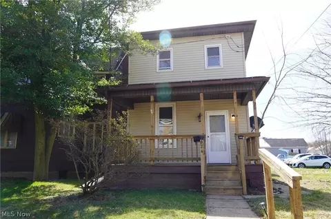 624 W 1st St, Uhrichsville, OH 44683