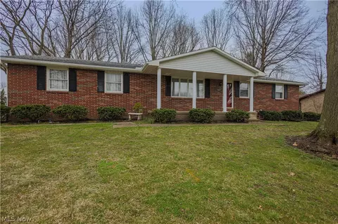 5303 Glenoak Dr NE, Louisville, OH 44641
