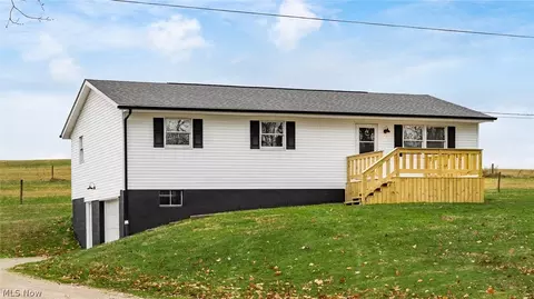 5600 Foxfire Dr, Zanesville, OH 43701