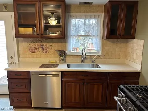 Kitchen - 3716 E Wallings Rd, Broadview Heights, OH 44147 photo 2 of 3
