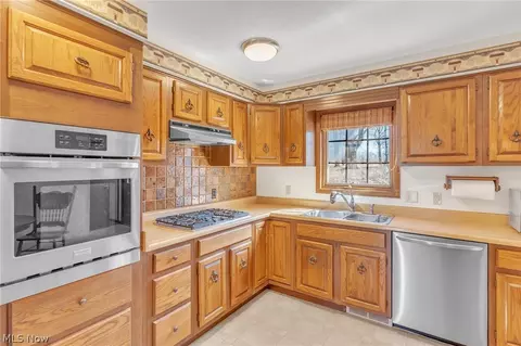Kitchen - 1585 Hemlock Dr, Ashtabula, OH 44004 photo 2 of 2