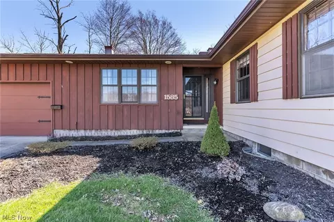 Exterior - 1585 Hemlock Dr, Ashtabula, OH 44004 photo 3 of 6