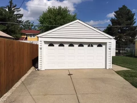 8006 Essen Ave, Parma, OH 44129 photo 4