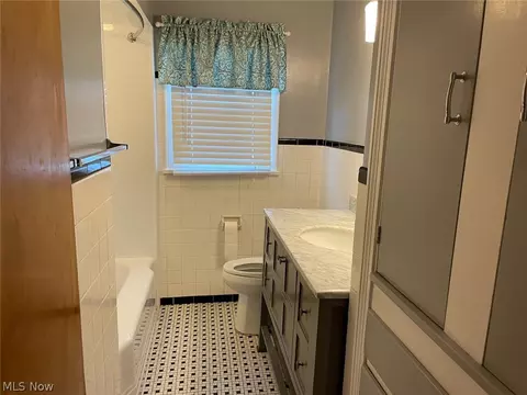 Bath - 357 Ewing Rd, Youngstown, OH 44512 photo 1 of 1