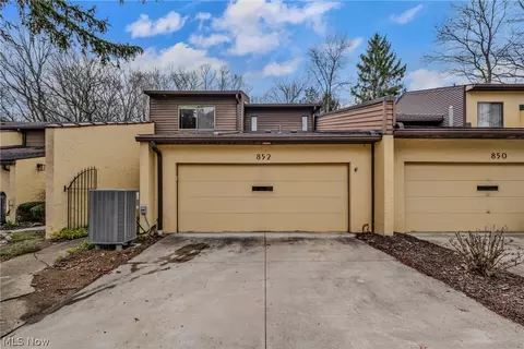 852 Hampton Ridge Dr, Akron, OH 44313