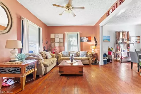 Living - 467 Sharp Ave, Salem, OH 44460 photo 3 of 4