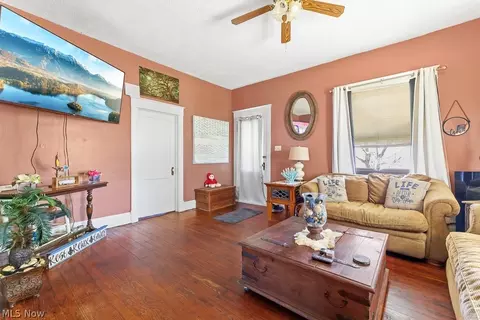 Living - 467 Sharp Ave, Salem, OH 44460 photo 1 of 4