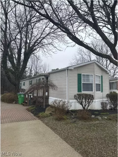 467 Sand Trap Dr, Painesville, OH 44077