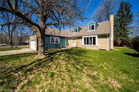 9412 Oakdale Rd, Parma, OH 44129