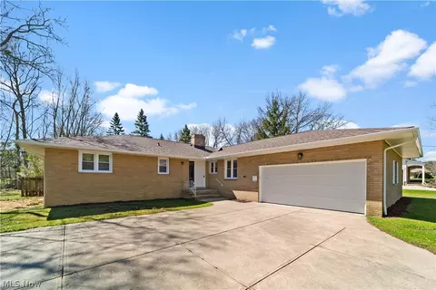 3070 Bramblewood Dr, Broadview Heights, OH 44147