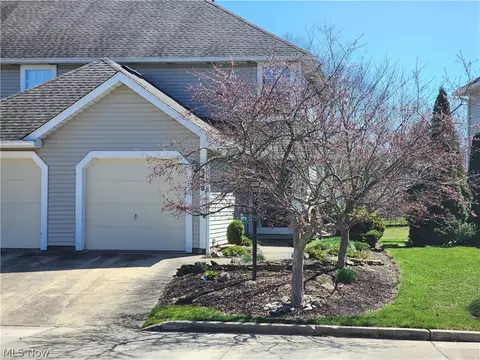 2438 Wrens Dr S, Stow, OH 44224