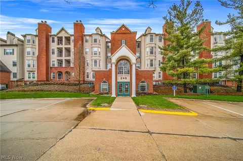 240 Fox Hollow Dr #400, Mayfield Heights, OH 44124