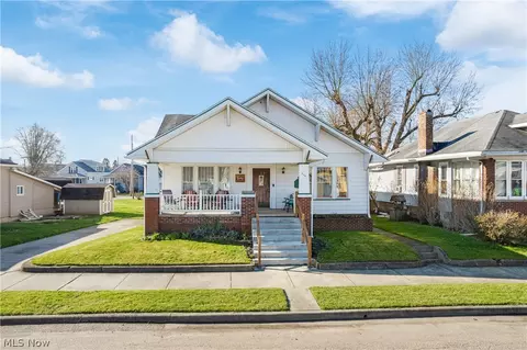 514 W 3rd St, Uhrichsville, OH 44683