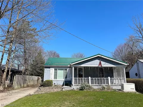 12532 Jackson Dr, Burton, OH 44021
