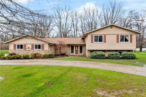 8680 Bainbridge Rd, Chagrin Falls, OH 44023
