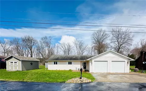6099 Vale View Dr SW, Sherrodsville, OH 44675