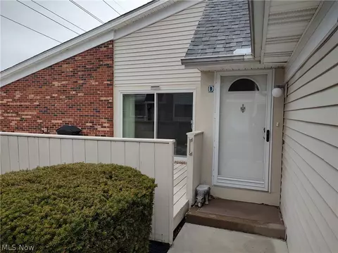 5504 Wildwood Ct #80-D, Willoughby, OH 44094