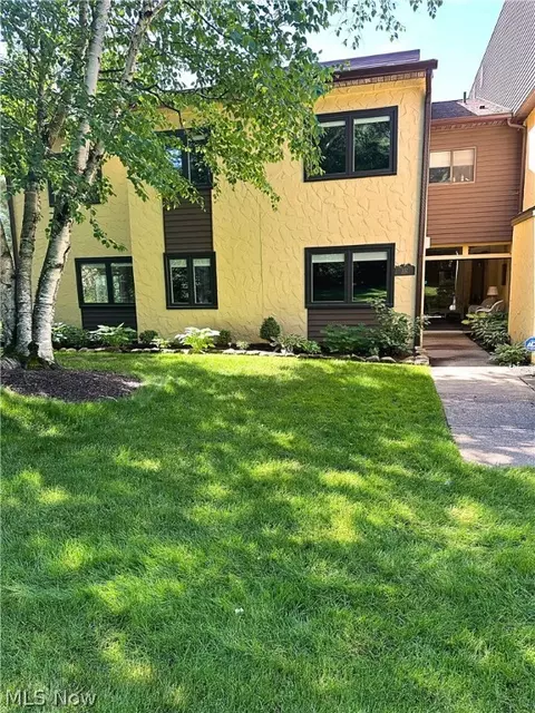557 Hampton Ridge Dr, Akron, OH 44313