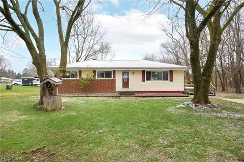 13210 Crestview Cir NW, Uniontown, OH 44685