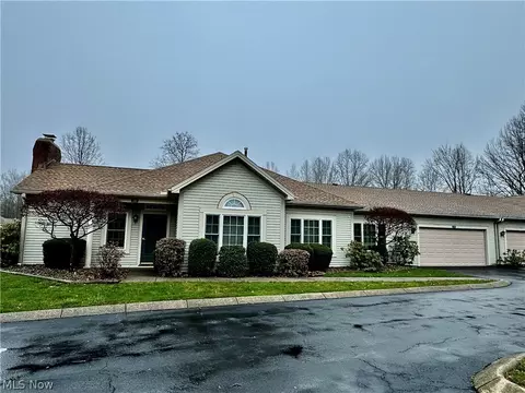 7 Hunters Woods Blvd #D, Canfield, OH 44406