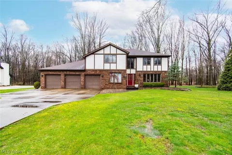2691 Oak Forest Dr, Niles, OH 44446