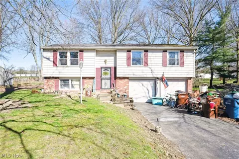 611 Heatherwood Dr SE, Warren, OH 44484