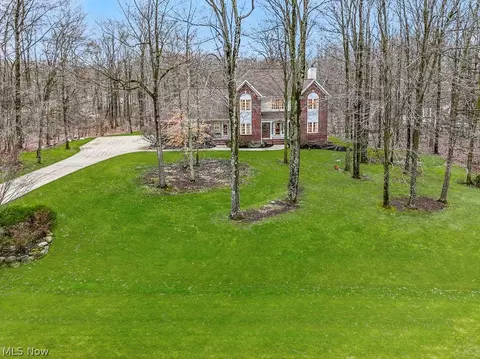 18740 White Oak Dr, Chagrin Falls, OH 44023