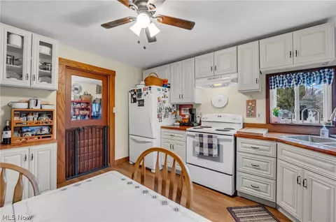 Kitchen - 2129 Dock Rd, Madison, OH 44057 photo 4 of 5