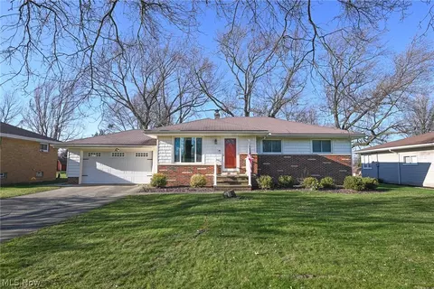 541 Twilight Dr, Seven Hills, OH 44131