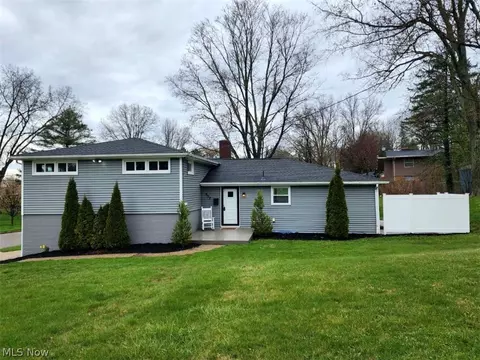 557 Glenwood St SW, North Canton, OH 44720
