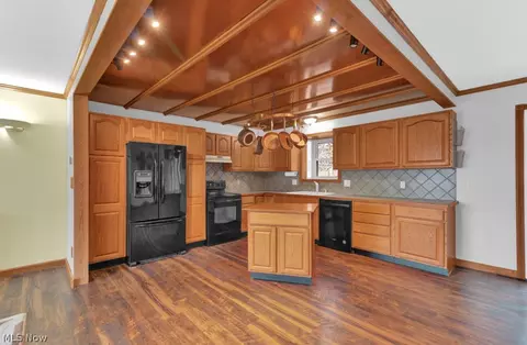 Kitchen - 61 E Mohawk Dr, Malvern, OH 44644 photo 2 of 3