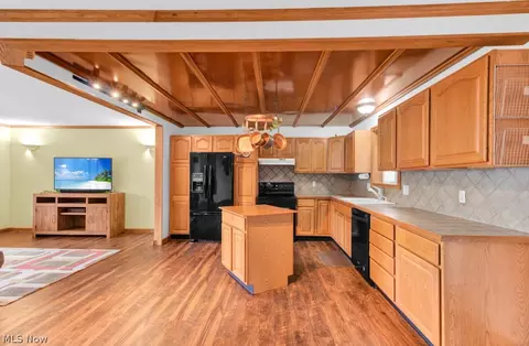 Kitchen - 61 E Mohawk Dr, Malvern, OH 44644 photo 1 of 3