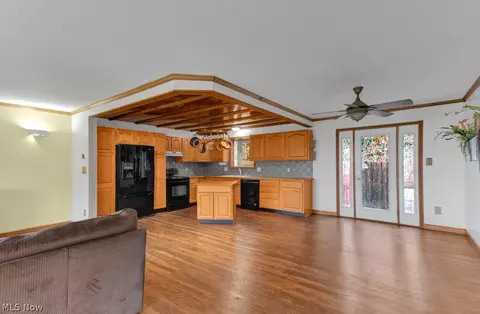 Living - 61 E Mohawk Dr, Malvern, OH 44644 photo 3 of 5
