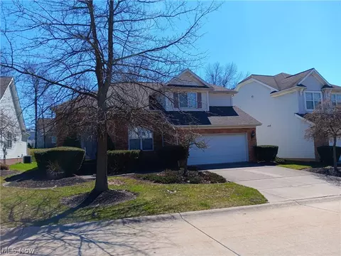 1062 Villa Lago Dr, Macedonia, OH 44056