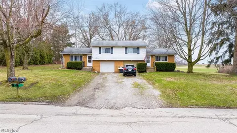 1795 Hudacsek Dr, Mogadore, OH 44260