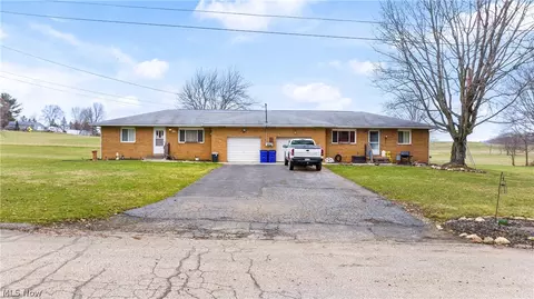 1827 Hudacsek Dr, Mogadore, OH 44260