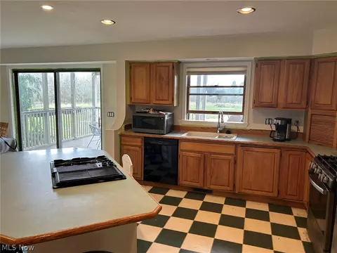 Kitchen - 4005 E Smith Rd, Medina, OH 44256 photo 2 of 4