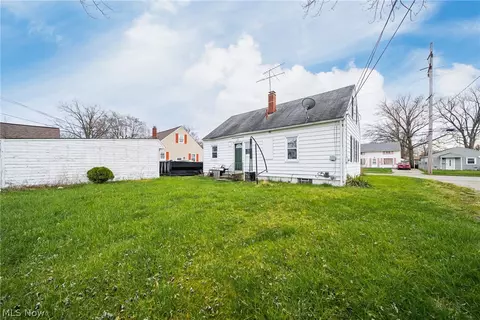Exterior - 812 Clark St, Elyria, OH 44035 photo 6 of 6