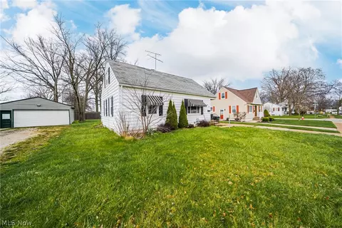 Exterior - 812 Clark St, Elyria, OH 44035 photo 2 of 6