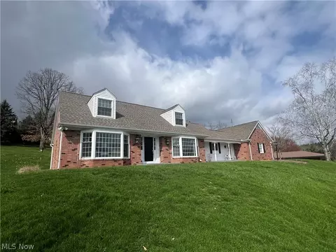 131 Llanfair Ln NW, New Philadelphia, OH 44663