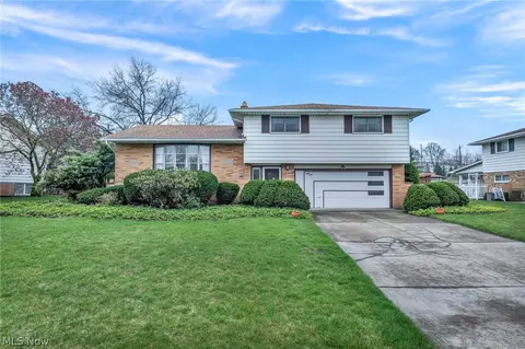 860 Longridge Dr, Seven Hills, OH 44131