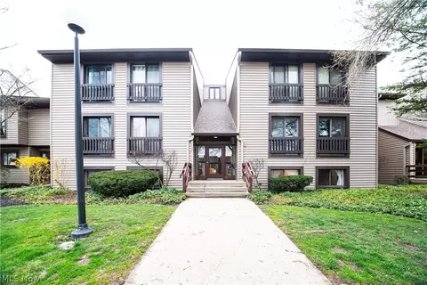 1115 Canyon View Rd #302, Sagamore Hills, OH 44067