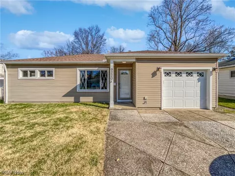 9220 Lynnhaven Rd, Parma Heights, OH 44130