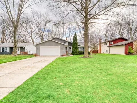 6681 Louann Dr, North Olmsted, OH 44070