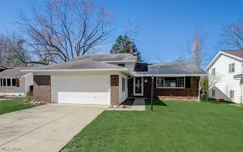 4384 Bentley Dr, North Olmsted, OH 44070
