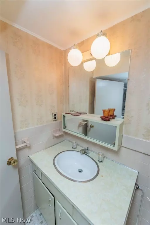 Bath - 6178 Carlyle Dr, Seven Hills, OH 44131 photo 5 of 5