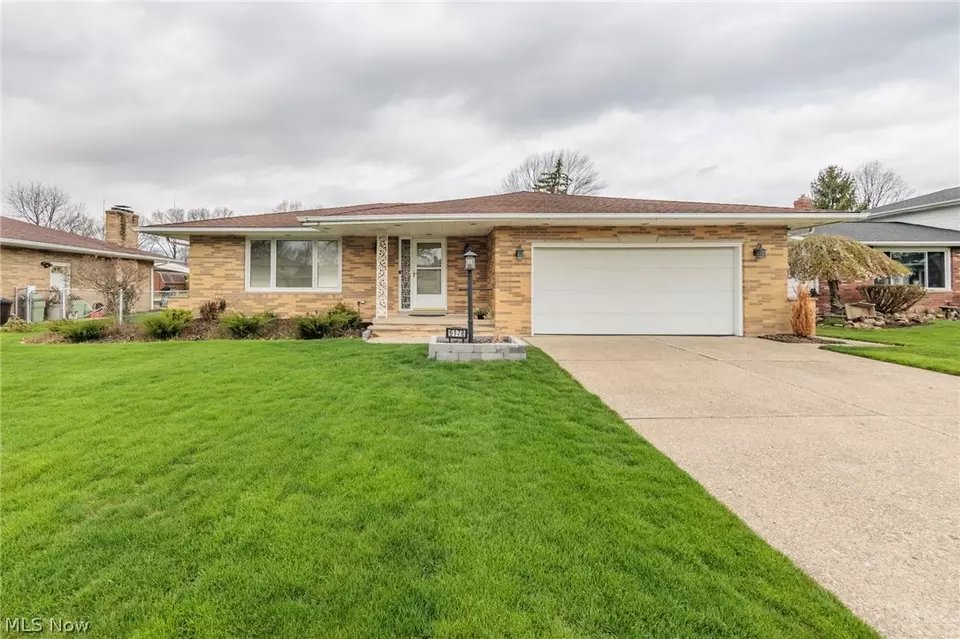 Exterior - 6178 Carlyle Dr, Seven Hills, OH 44131 photo 1 of 6