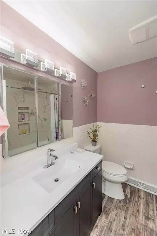 Bath - 6178 Carlyle Dr, Seven Hills, OH 44131 photo 3 of 5